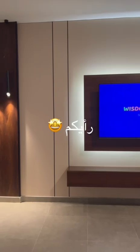 خلفية شاشة بوحدة سفلية وكسوة جدارية — بعد التنفيذ — قمة الإبداع للديكورات