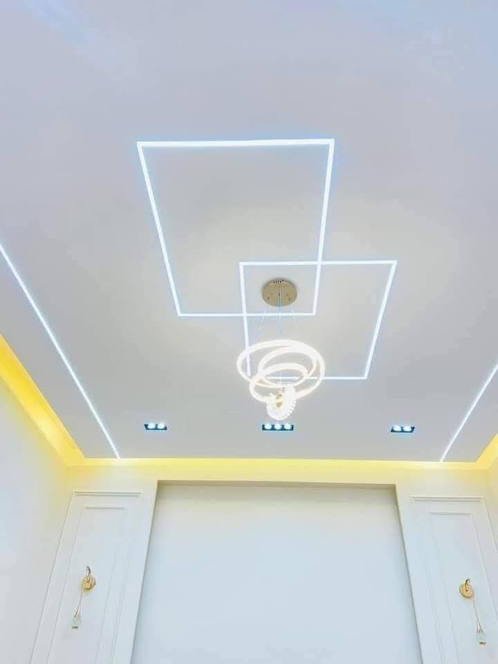 سقف جبس بورد بخطوط إضاءة هندسية وثريا — قمة الإبداع للديكورات